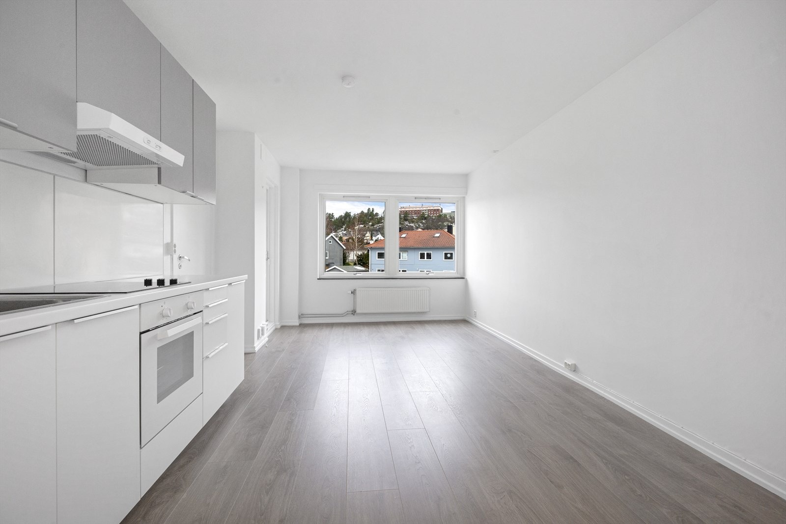 Stue med laminatgulv fra 2020 og tapetserte vegger. Åpen kjøkkenløsning med kjøkkeninnredning fra 2015
med medfølgende hvitevarer (kjøle/fryseskap og komfyr/platetopp) Galleribilde