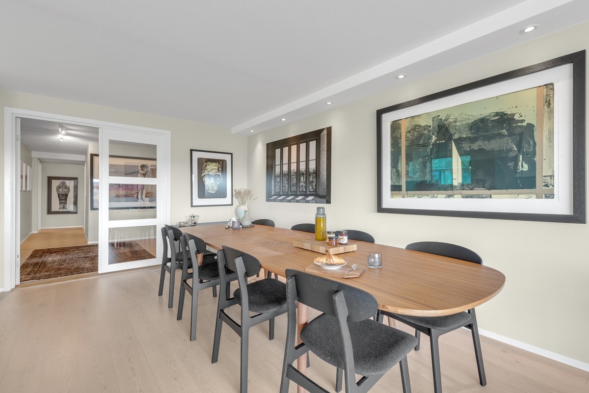 Plass til stort spisebord - for de som ønsker mange til bords Galleribilde