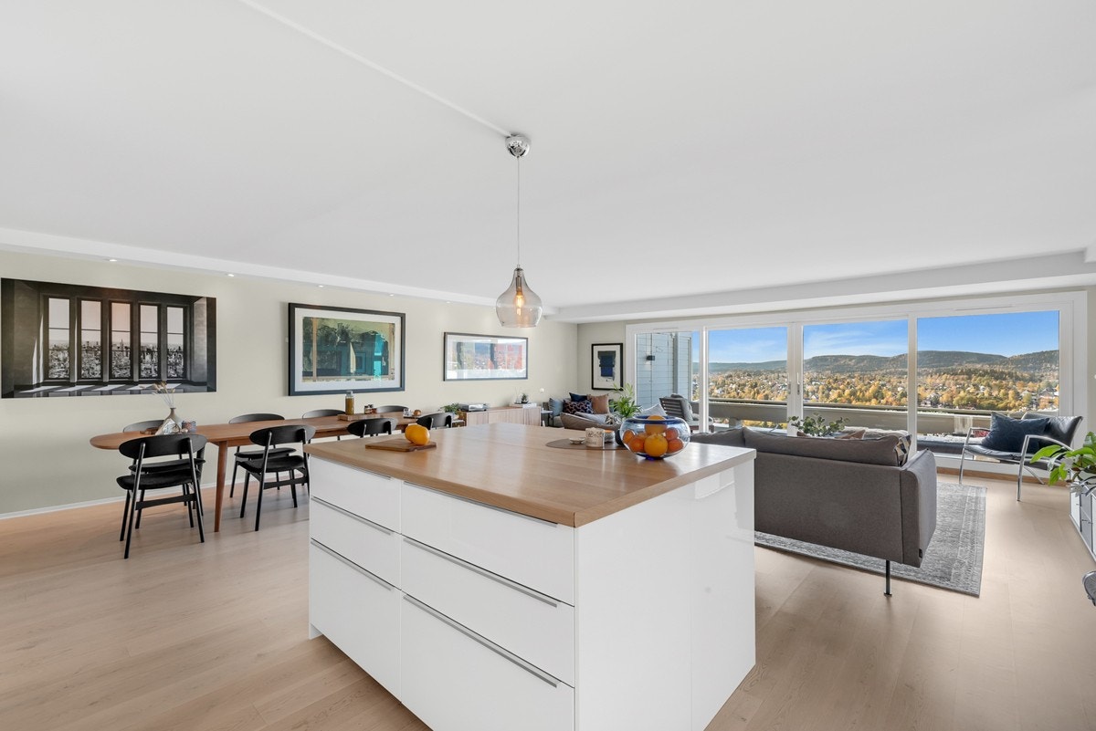 Stuen med åpen kjøkkenløsning - noe som gjør det enkelt også for kokken å være sosial Galleribilde