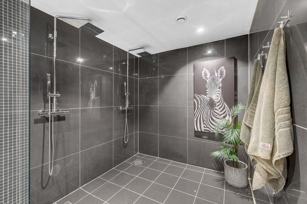 Stort lekkert bad med bl.a. dobbel dusj og badekar Galleribilde