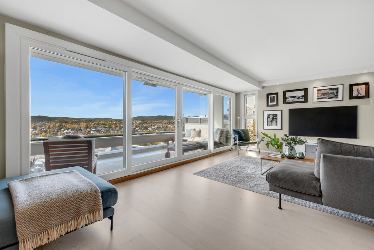 Selger innstallerte ny stor skyvedør - for å få den flotte utsikten også "inn i" stuen Galleribilde