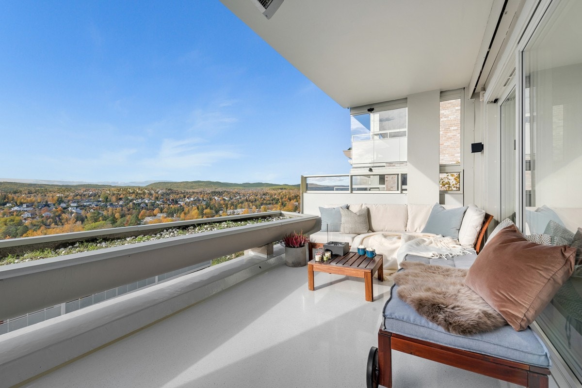 Terrassen er et yndet sted, hvor du kan nyte solen og utsikten Galleribilde