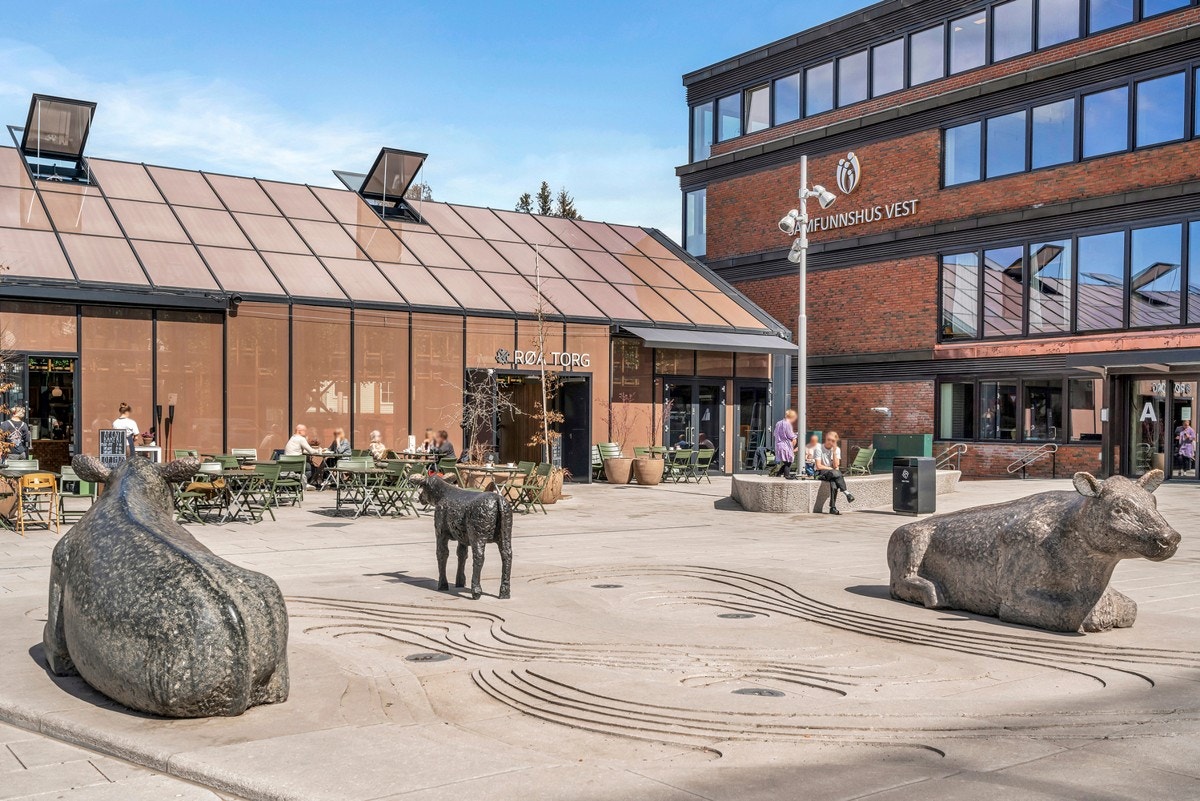Røa torg - kan tilby ett stort utvalg butikker, kafeer, restaurant m.m. Galleribilde