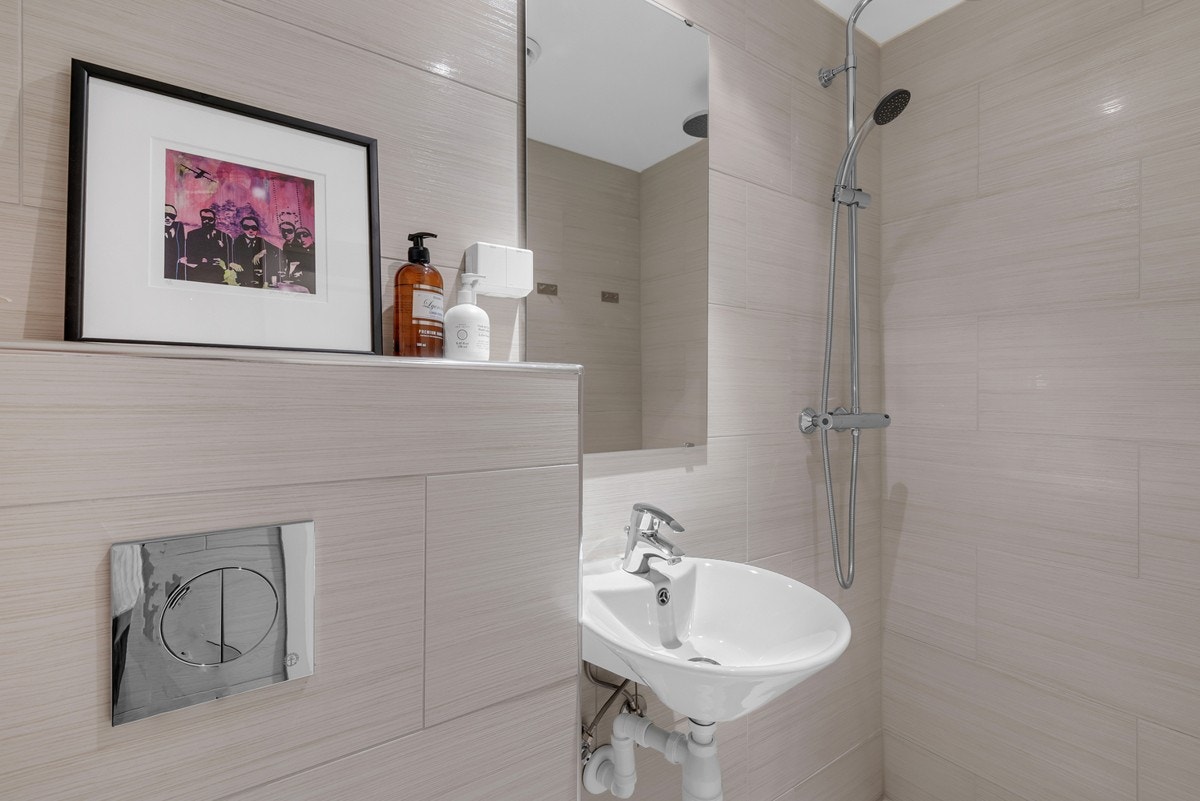 Dusjbad/wc i entré Galleribilde