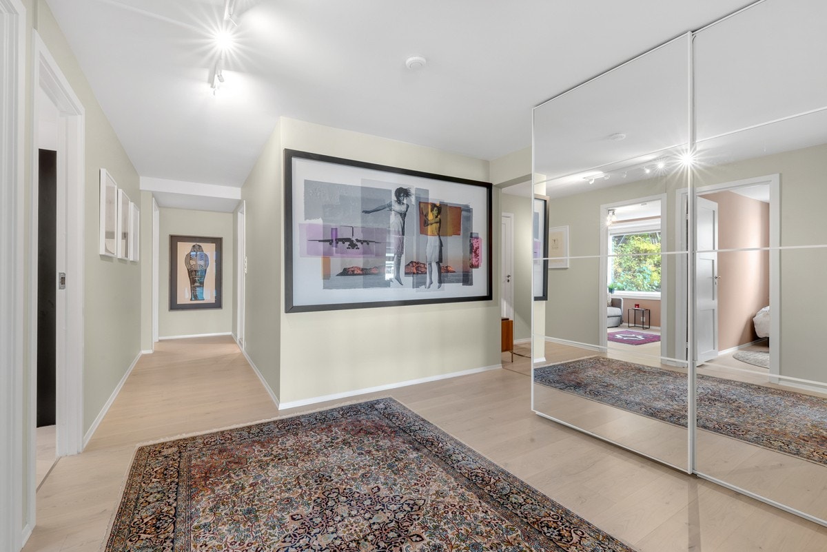 Hall med stor skyvedørsgarderobe Galleribilde