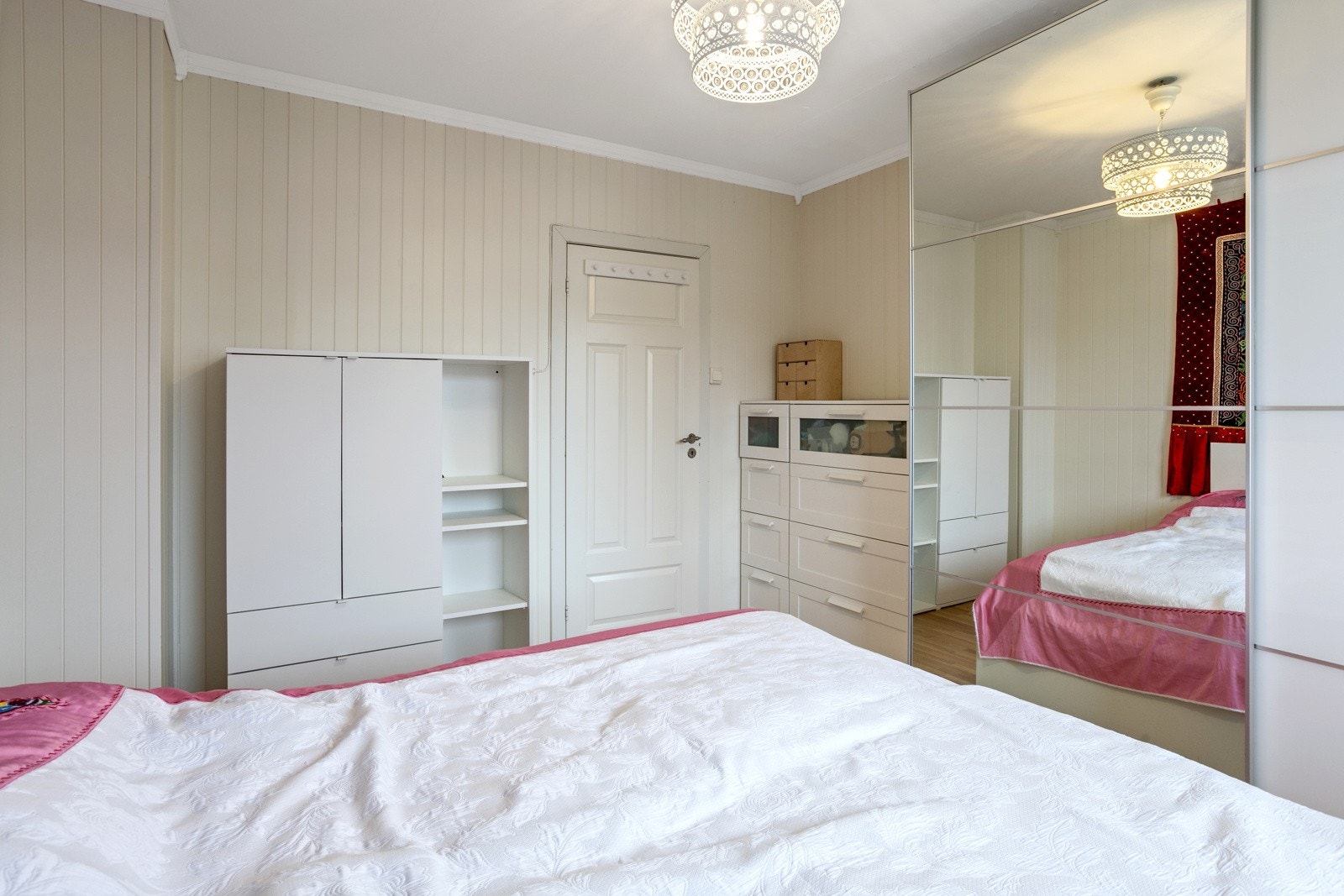 På soverommet er det god plass til dobbelseng med tilhørende nattbord | speilgarderobe. Galleribilde