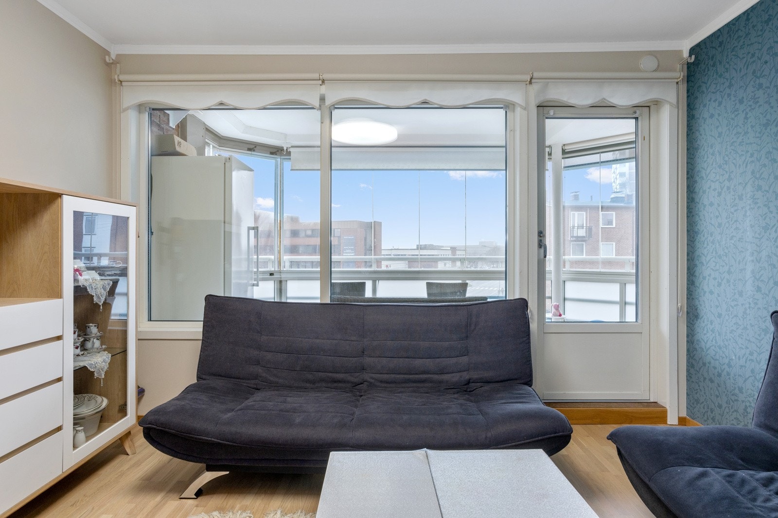 Fra stuen er det utgang til vestvendt, innglasset balkong. Galleribilde