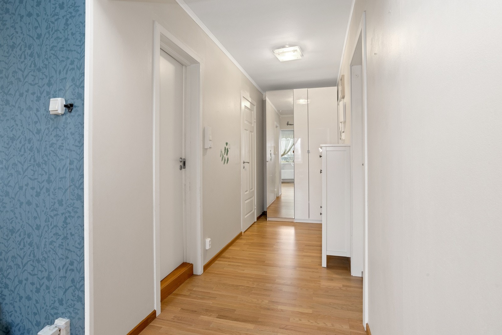 Fin gang som leder inn til alle rom i leilgheten med avsatt plass til garderobe. Galleribilde