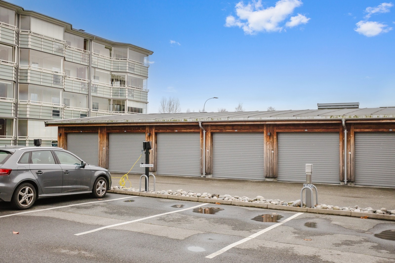 Parkeringsplass og garasjeplass kan leies etter ansinitetsliste. Det er lademuligheter på felles ladepunkt. Galleribilde