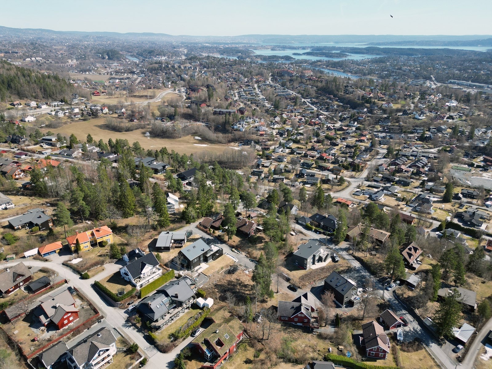 Usjenert og tilbaketrukket i naturskjønne omgivelser med et rikt utvalg av turstier og lysløyper i umiddelbar nærhet. Galleribilde