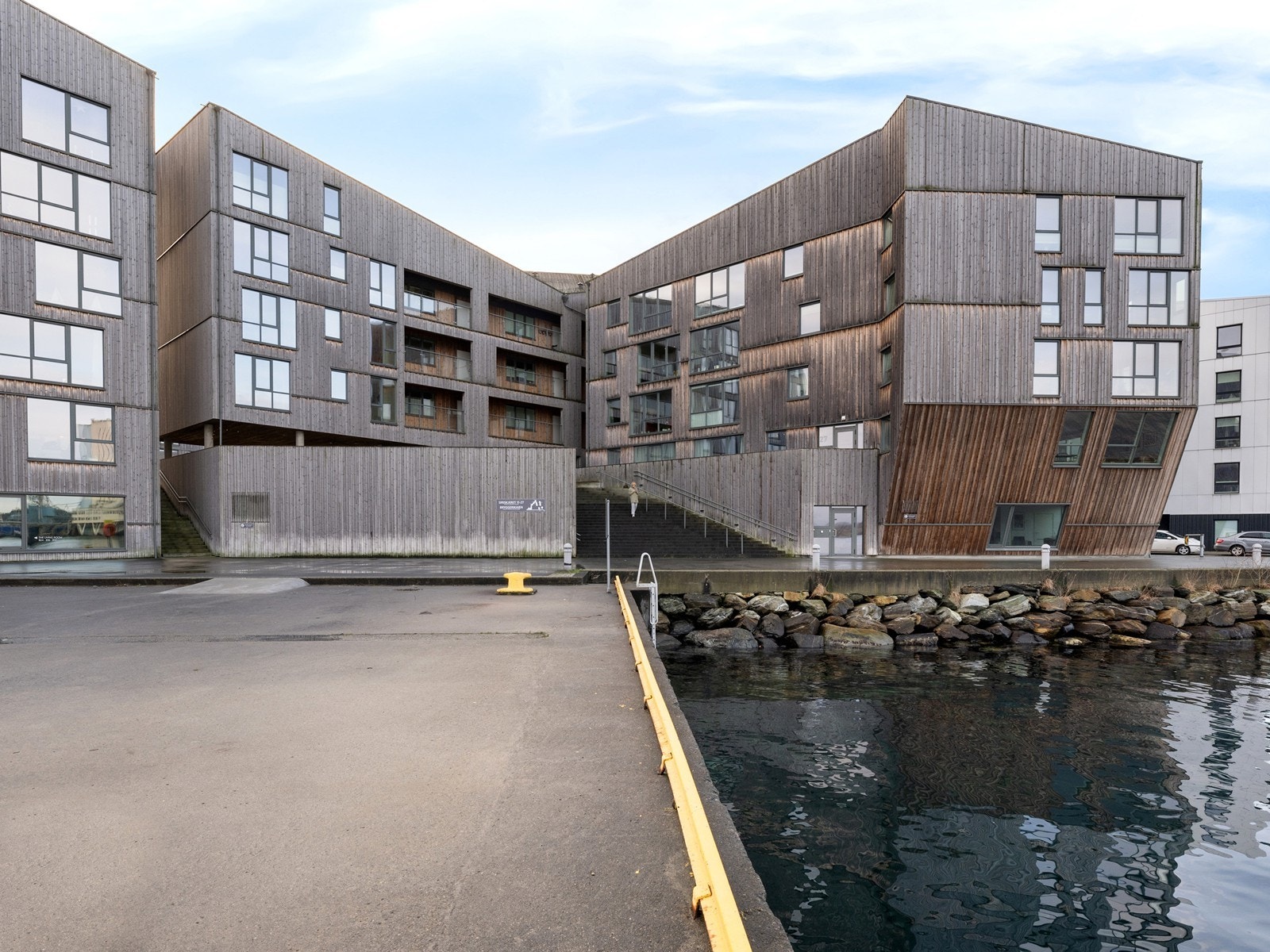 Nydelig beliggende med sjøen som nærmeste nabo, og allikevel bare en kort tur unna sentrum. Galleribilde