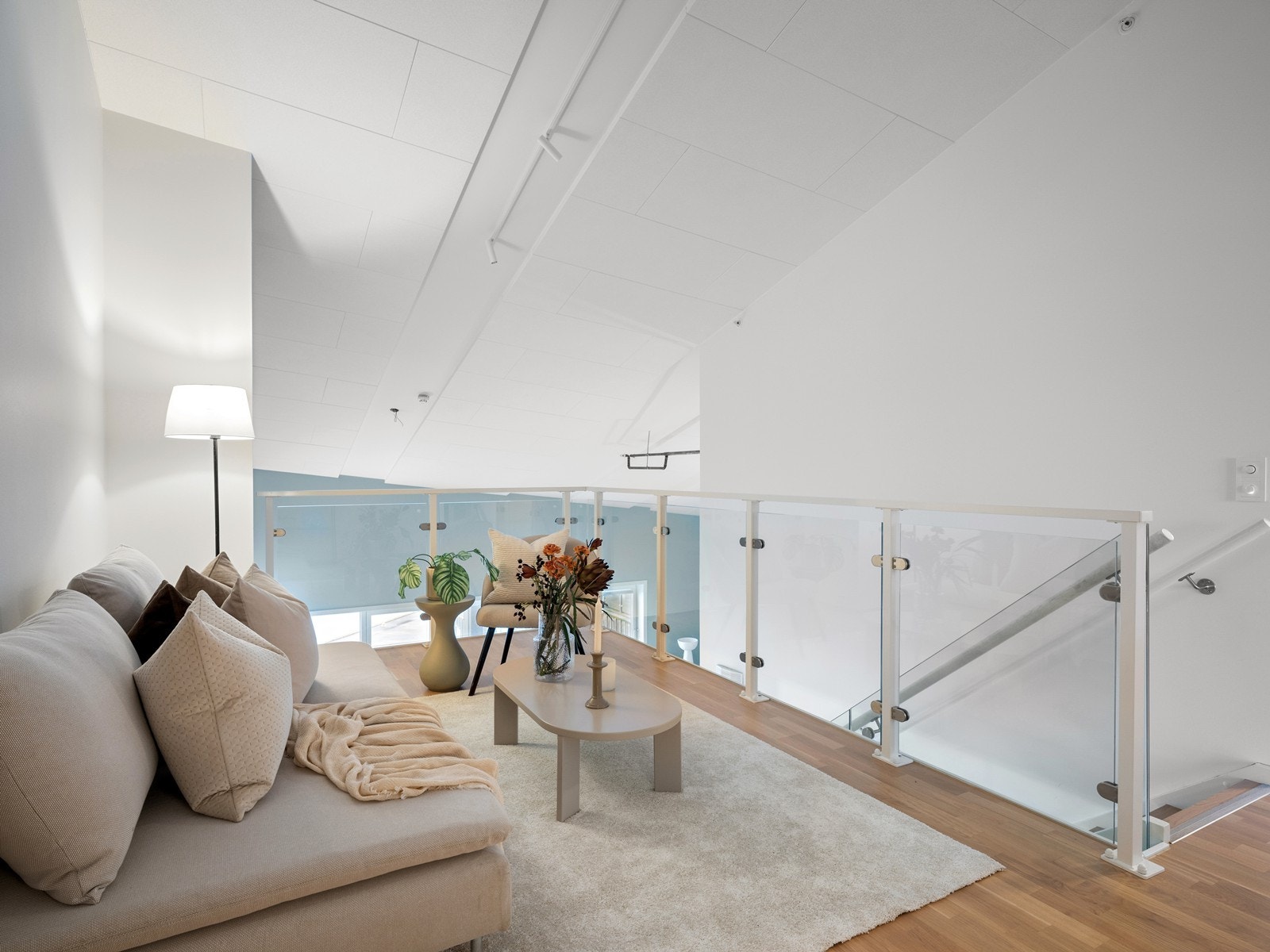 En spennende og litt annerledes planløsning som gir en god romfølelse med mye lys og god takhøyde. Galleribilde