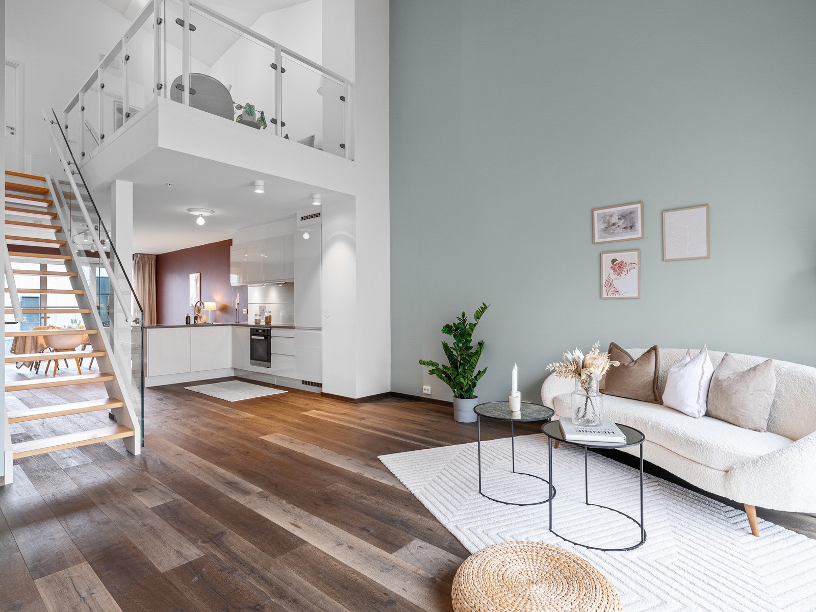 Kjøkken og stue med store vindusflater, en herlig takhøyde og flott én-stavs parkett i typen Earth & Fire levert av Solidfloor. Galleribilde