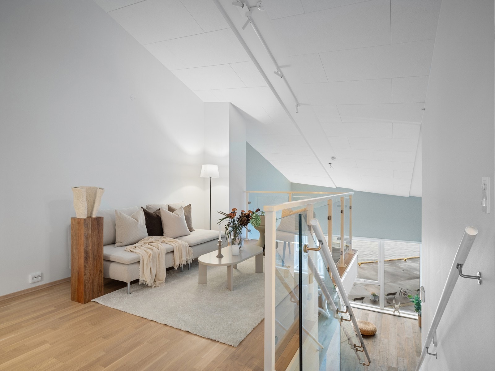 Opp i 2. etasje har man loftstue med glassrekkverk ned til hovedstuen. Dette gir et gjennomgående lyst og pent rom å oppholde seg. Galleribilde