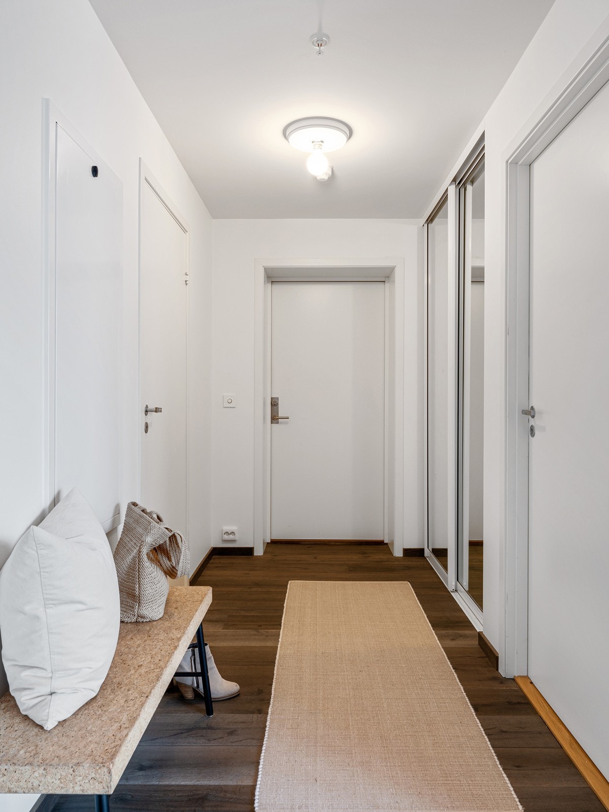 Entré/gang med nydelig énstavs parkett på gulv og skyvedørsgarderobe med speilfronter. Galleribilde