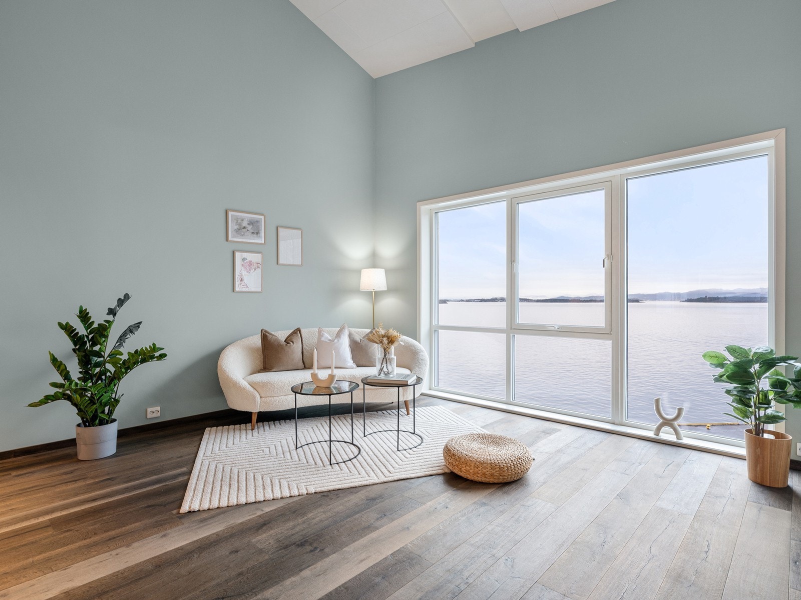 Meget god plass til flere sittegrupper i stuen. Galleribilde