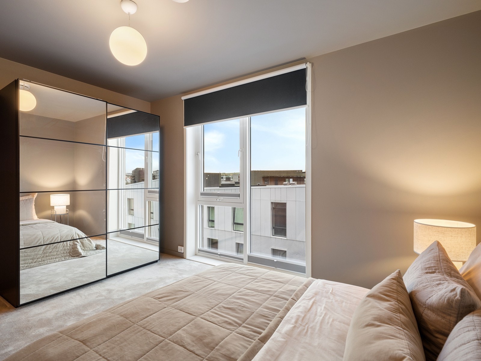 Soverom 2 av totalt 3 i 5. etasje med heldekkende teppe og skyvedørsgarderobe. Galleribilde