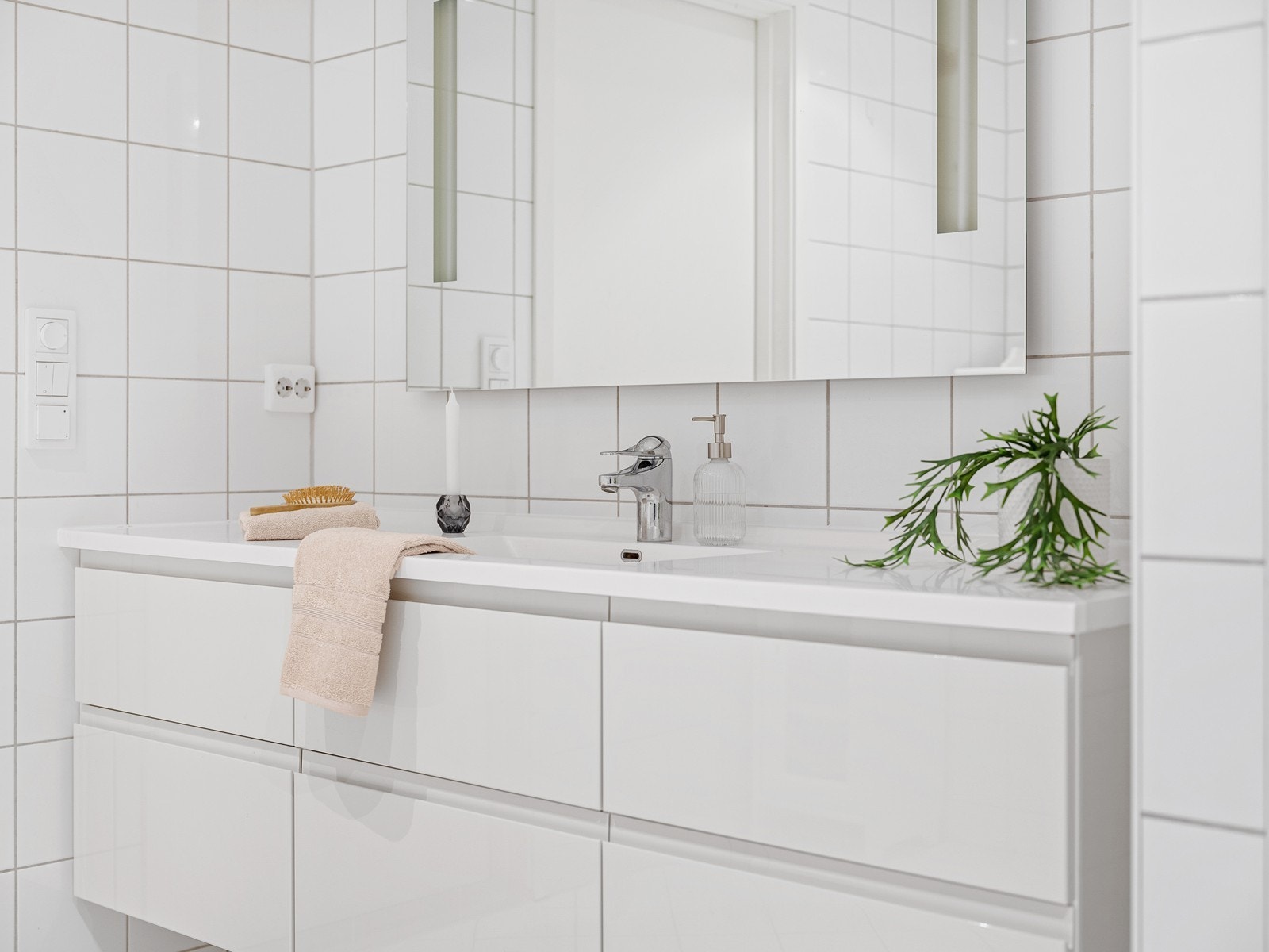 Innredet med vask i seksjon, vegghengt wc og dusjnisje. Galleribilde