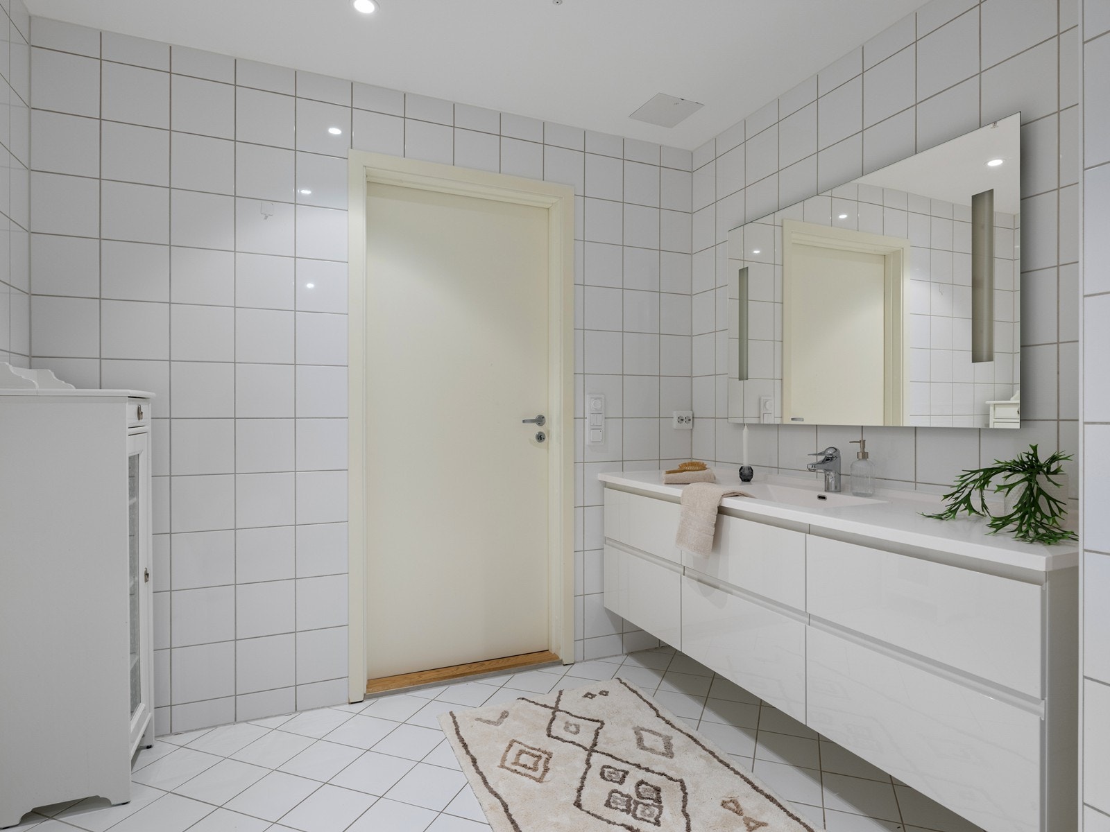 Pent og romslig bad med romslig baderomsinnredning. Galleribilde