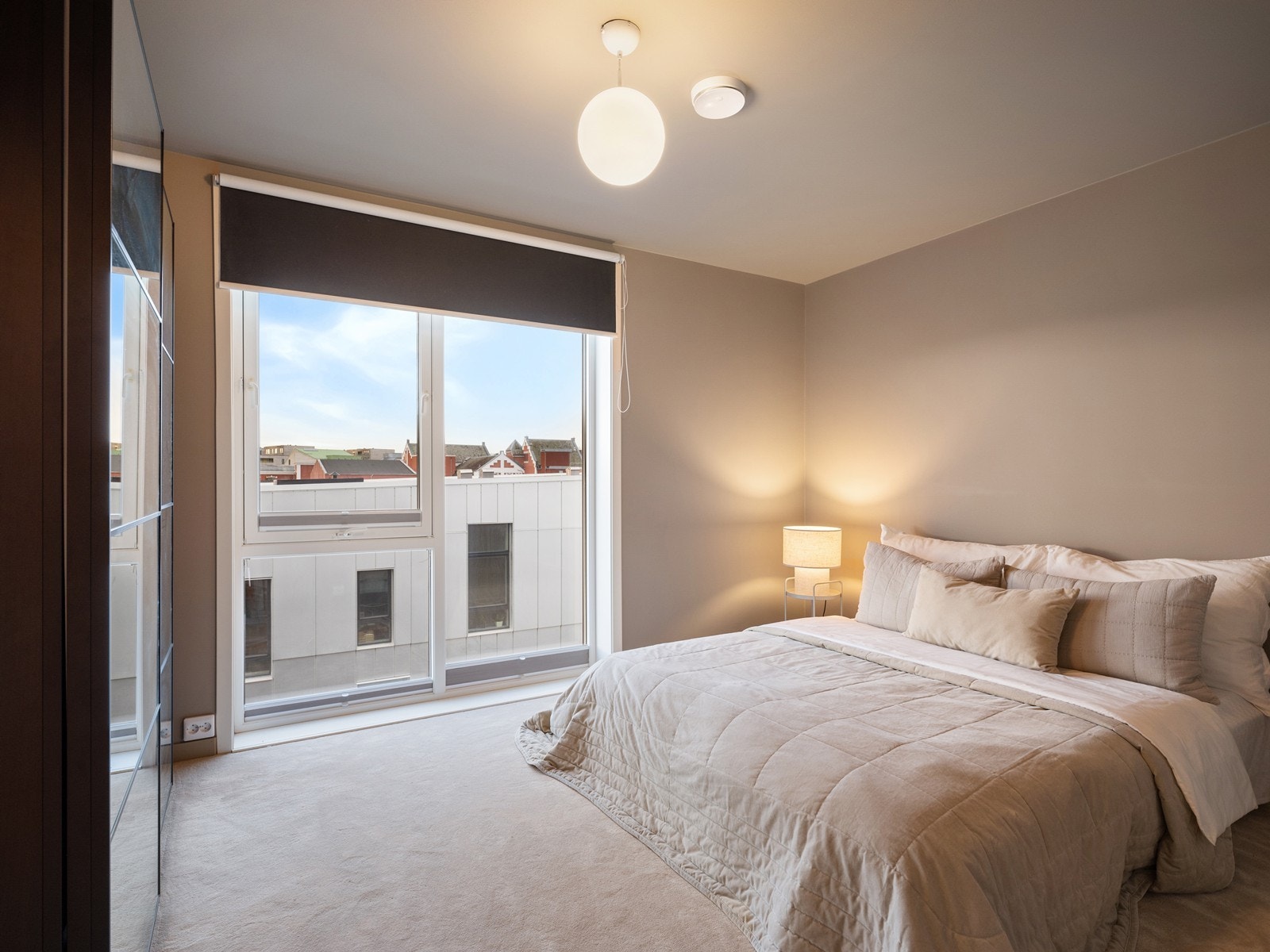 Soverom 2 av totalt 3 i 5. etasje med heldekkende teppe og skyvedørsgarderobe. Galleribilde