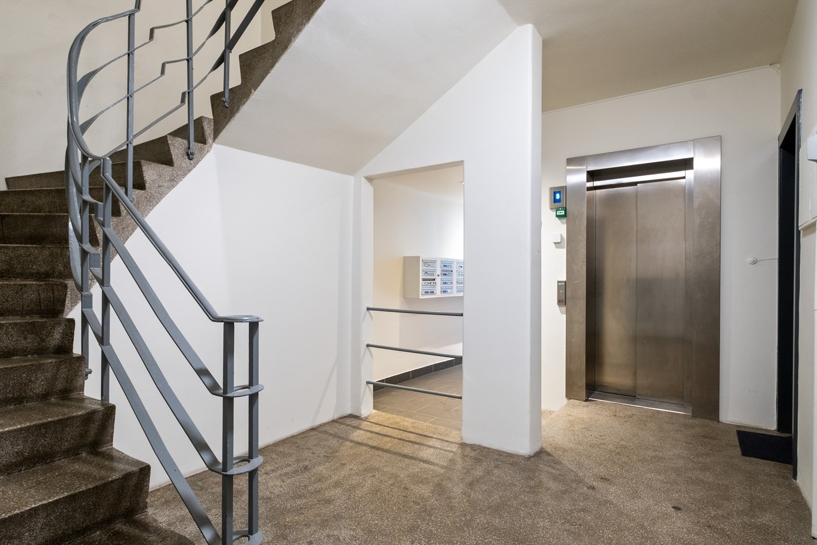 Inngangsparti, trapp og gang pusset opp. Ny heis Galleribilde