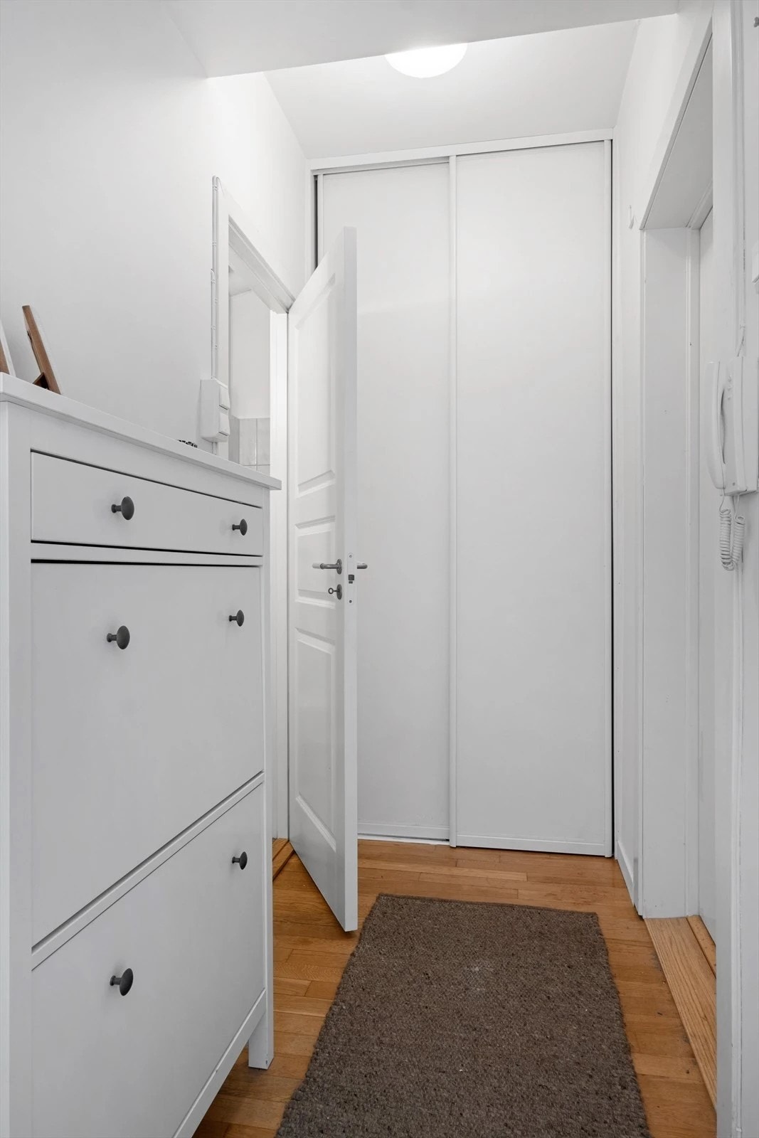 Hyggelig effektiv entre med skredderbygd skap som utnytter plassen og høyden til det fulle Galleribilde