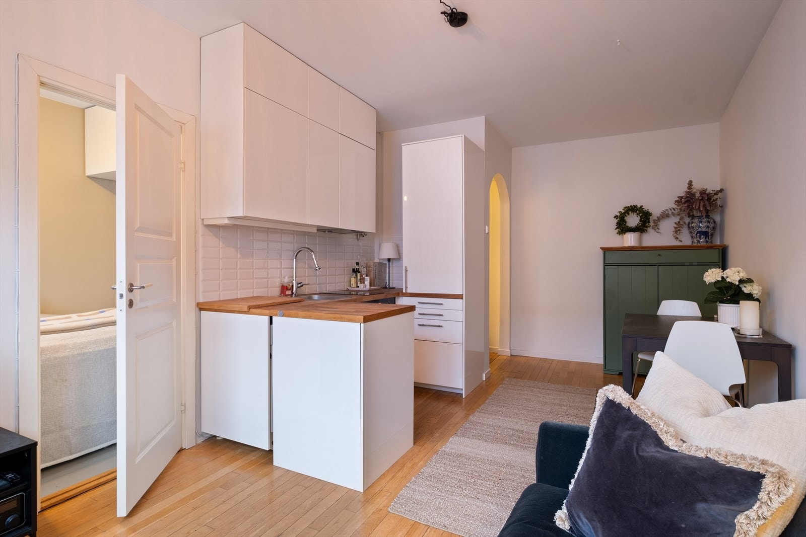 Effektiv planløsning. Åpen stue-kjøkkenløsning. Soverom bak døren til høyre Galleribilde