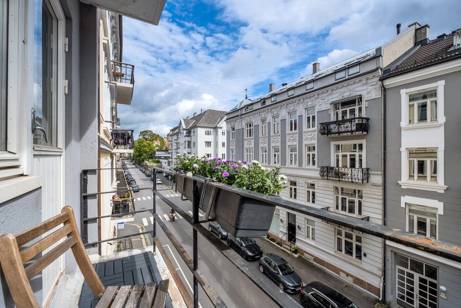 Svært hyggelig utsyn fra leiligheten. Høyt og fritt i 4. etg med svært gode lysforhold med store vinduer Galleribilde