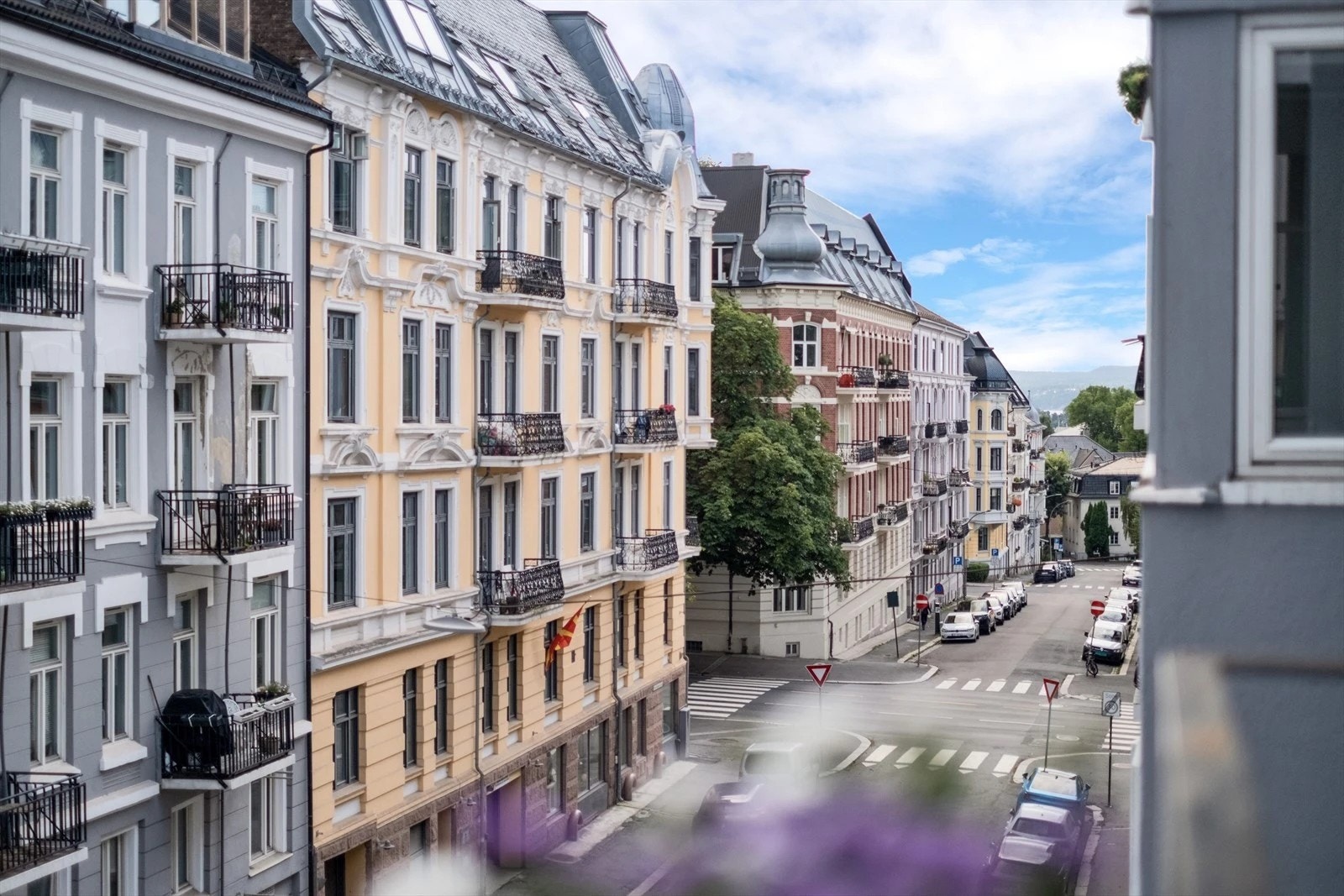 Svært hyggelig gate med pene fasader og utsyn fra leiligheten Galleribilde