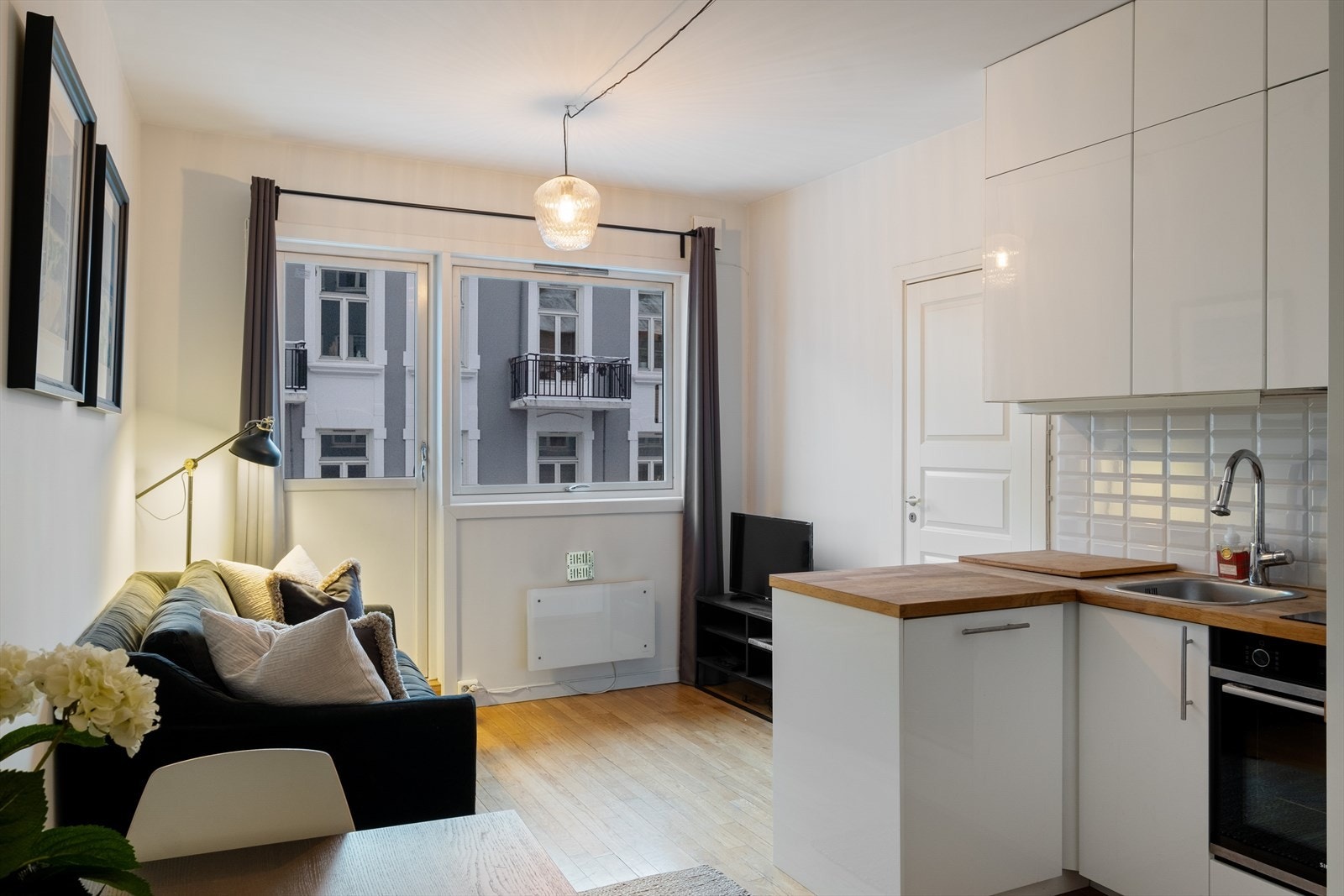 Velkommen til en lys og pen 2-roms i 4. etasje med heis, balkong og god standard Galleribilde