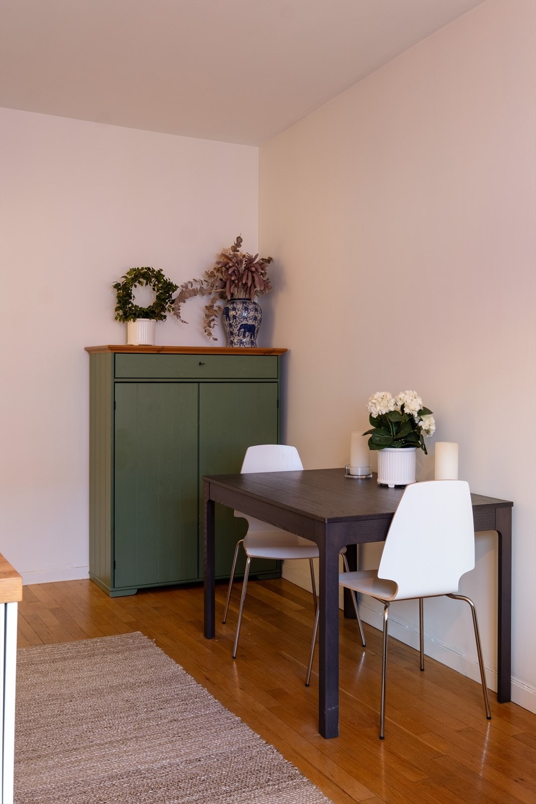 Leiligheten ble malt i pene farger i 2022 Galleribilde