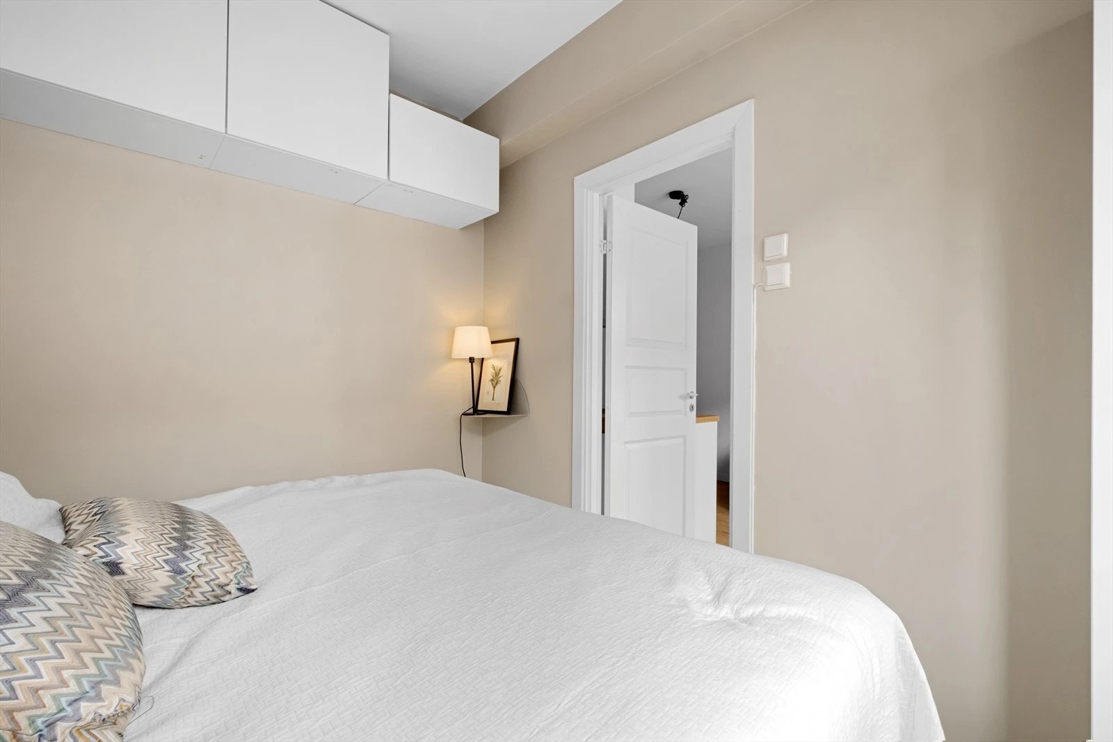 Smarte lagringsløsninger på soverom Galleribilde