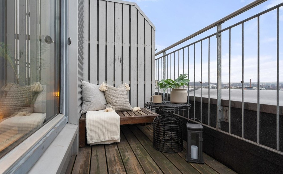 På balkongen er det plass til møblemet, beplantning og grill. Galleribilde