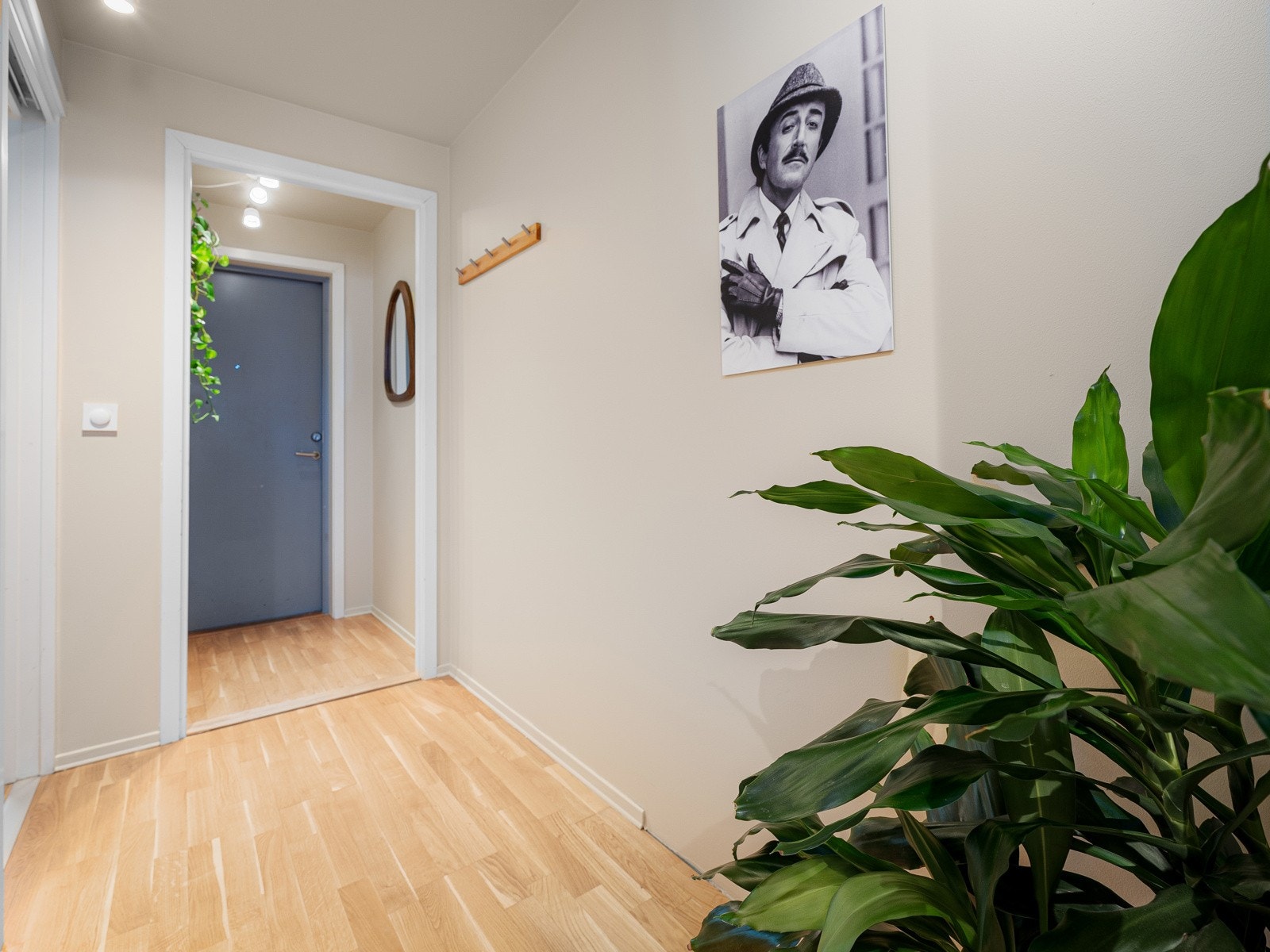 Du ønskes velkommen i en innbydende entré med plass til oppbevaring. Galleribilde
