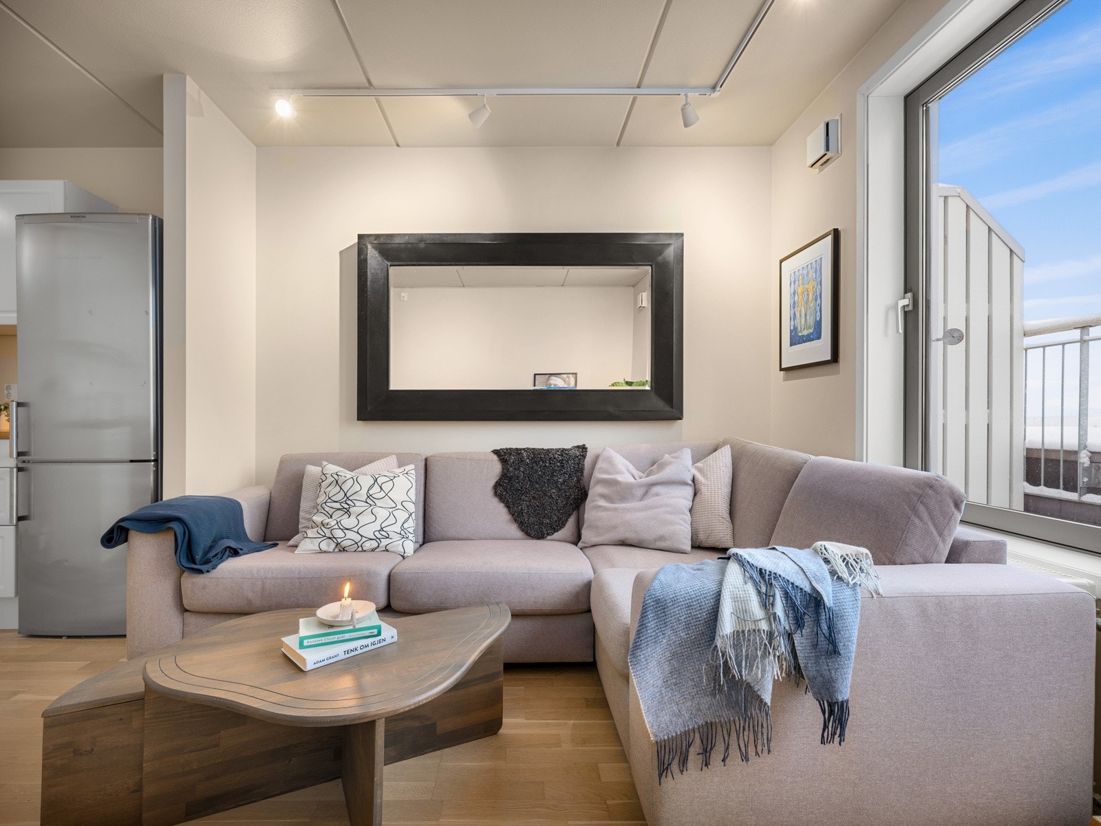 Leiligheten oppvarmes via vannbåren varme til radiatorer. Varmtvann, fyring og internett er inkludert i felleskostnadene. Galleribilde