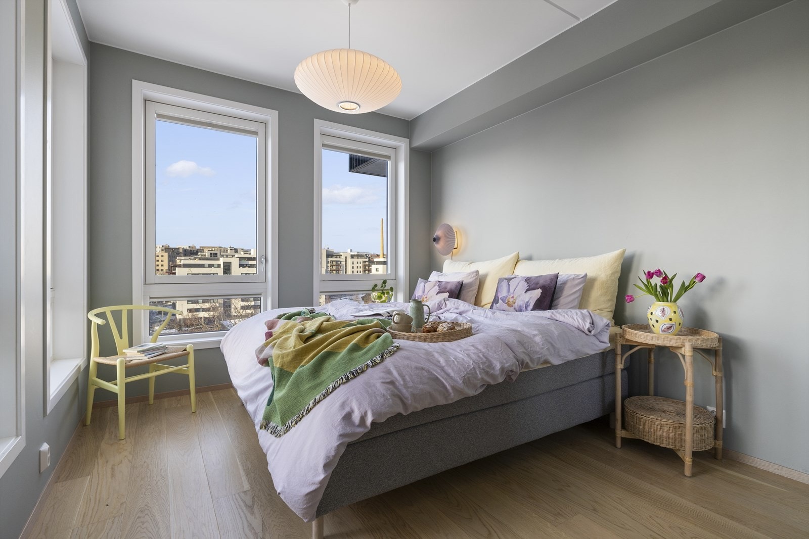 Soverommet er svært romslig med god plass til stor dobbeltseng, nattbord og garderobeinnredning Galleribilde