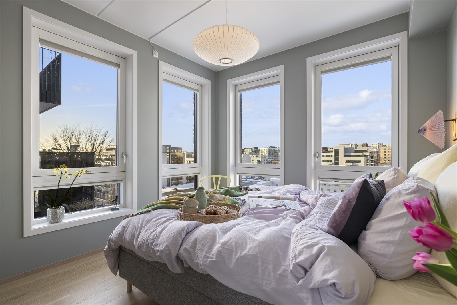 Fantastisk hovedsoverom med lysinnslipp fra to himmelretninger Galleribilde