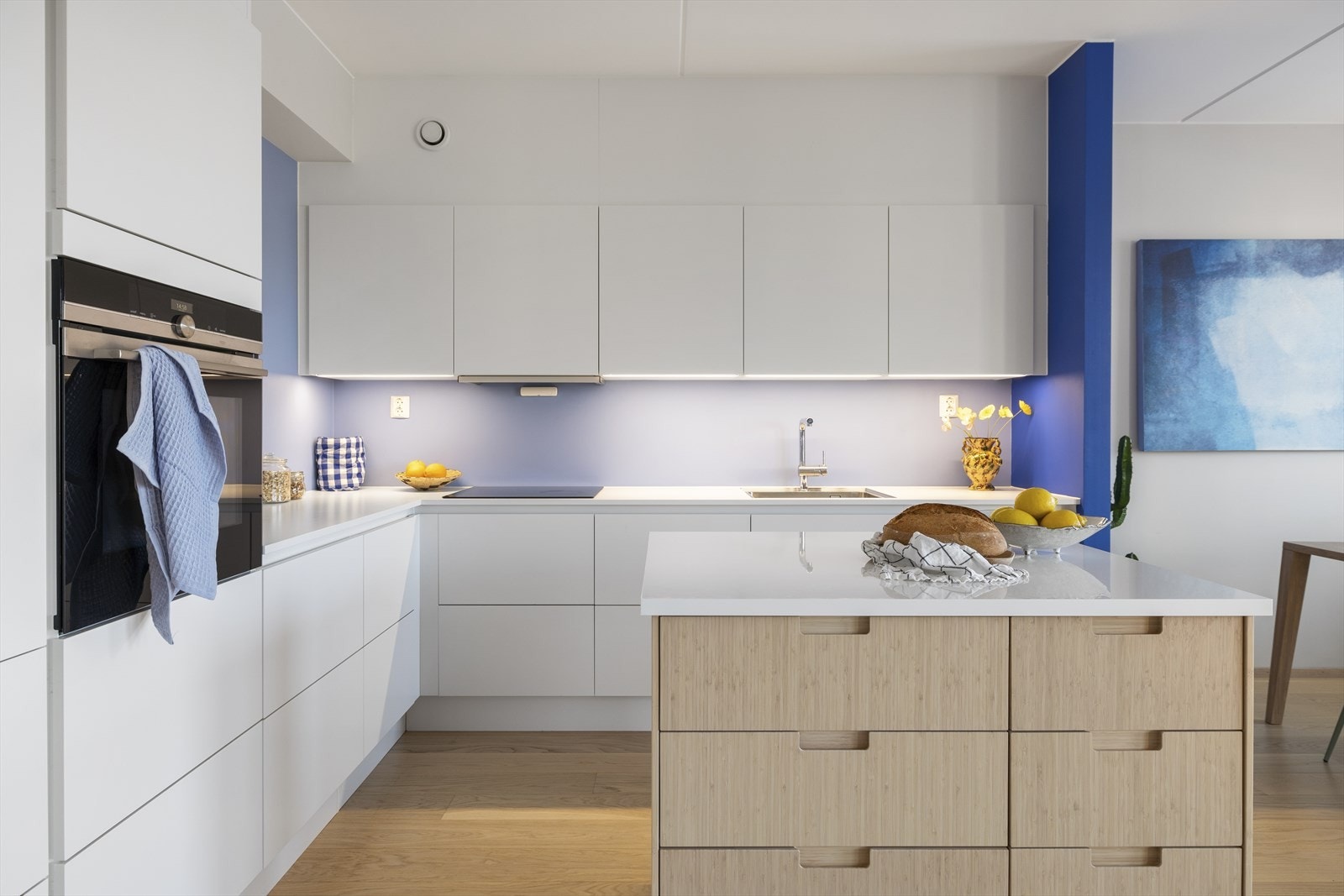 Kjøkkenet er innholdsrikt med rikelig skap og benkeplass Galleribilde