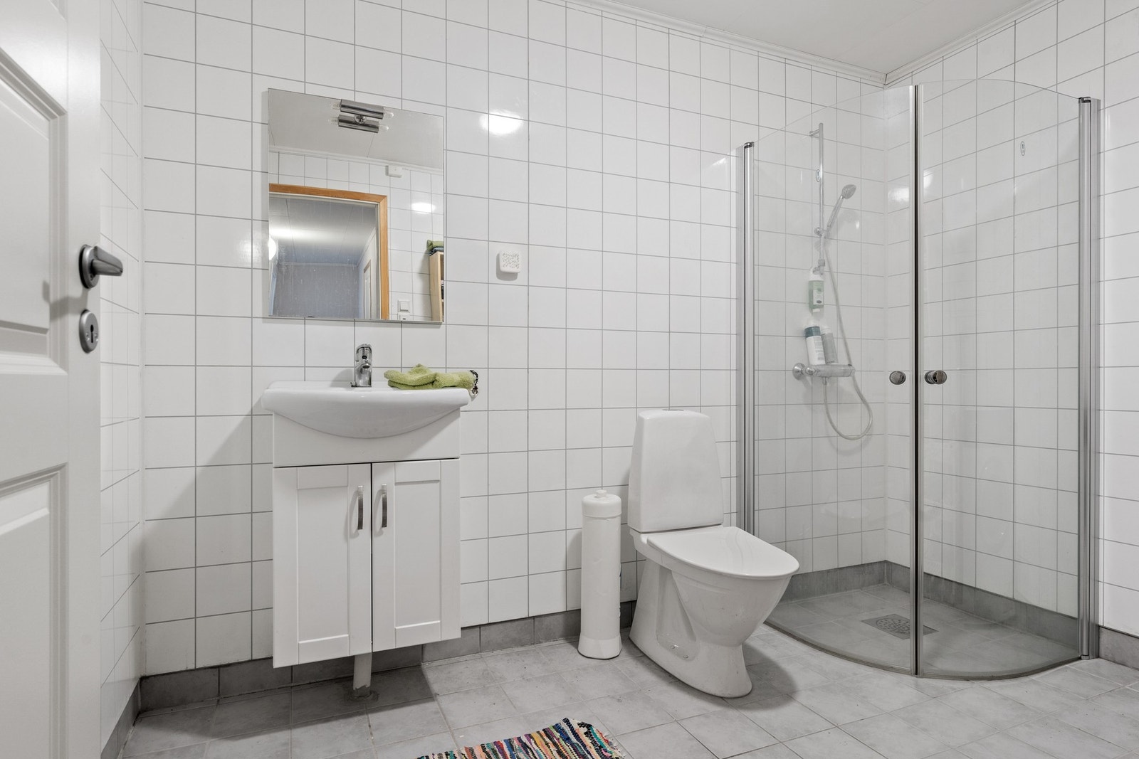 Badet i utleiedelen er pent og praktisk Galleribilde