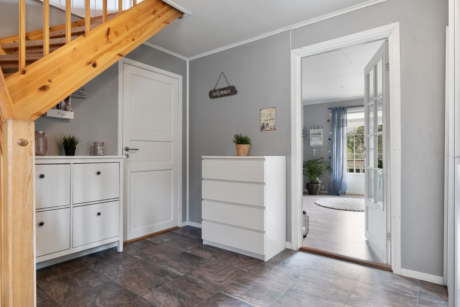 Fra gangen har man inngang til husets stue, et bad med bod og et romslig soverom Galleribilde