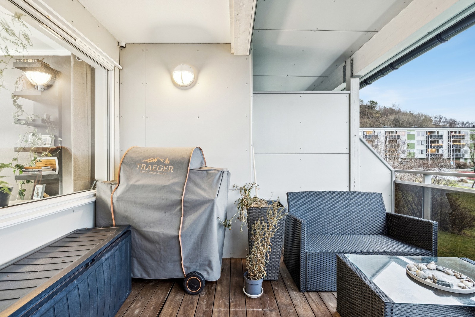 Det er god plass til sittegruppe og grill. Galleribilde