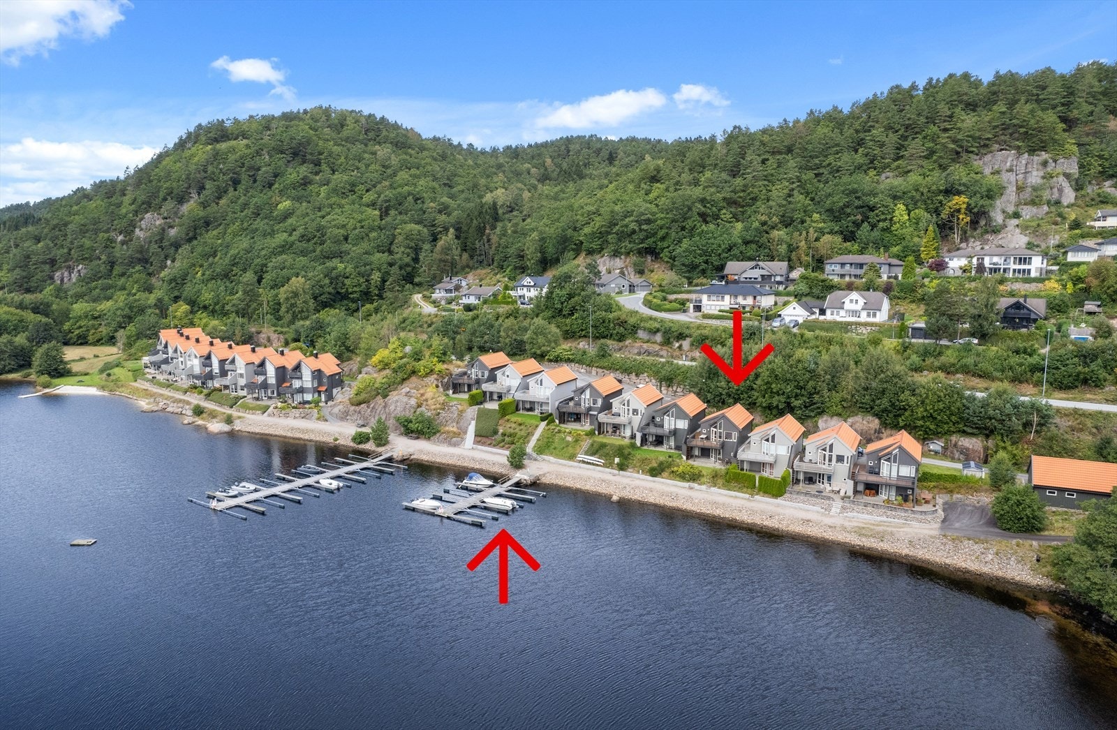 Fin beliggenhet med båtplassen like ved. Galleribilde