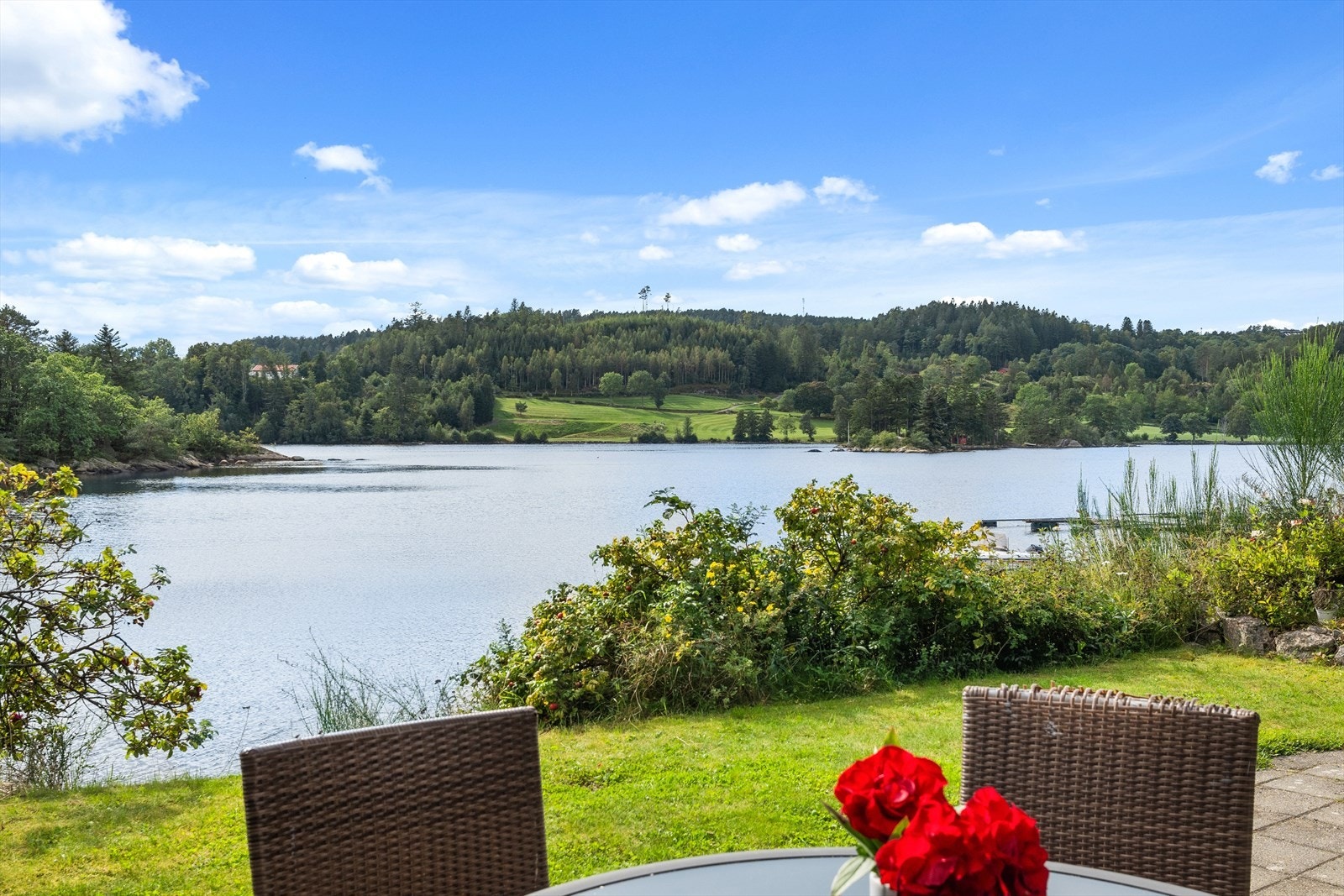 Flott utsikt til Skogsfjorden, med golfbanen i bakgrunnen. Galleribilde