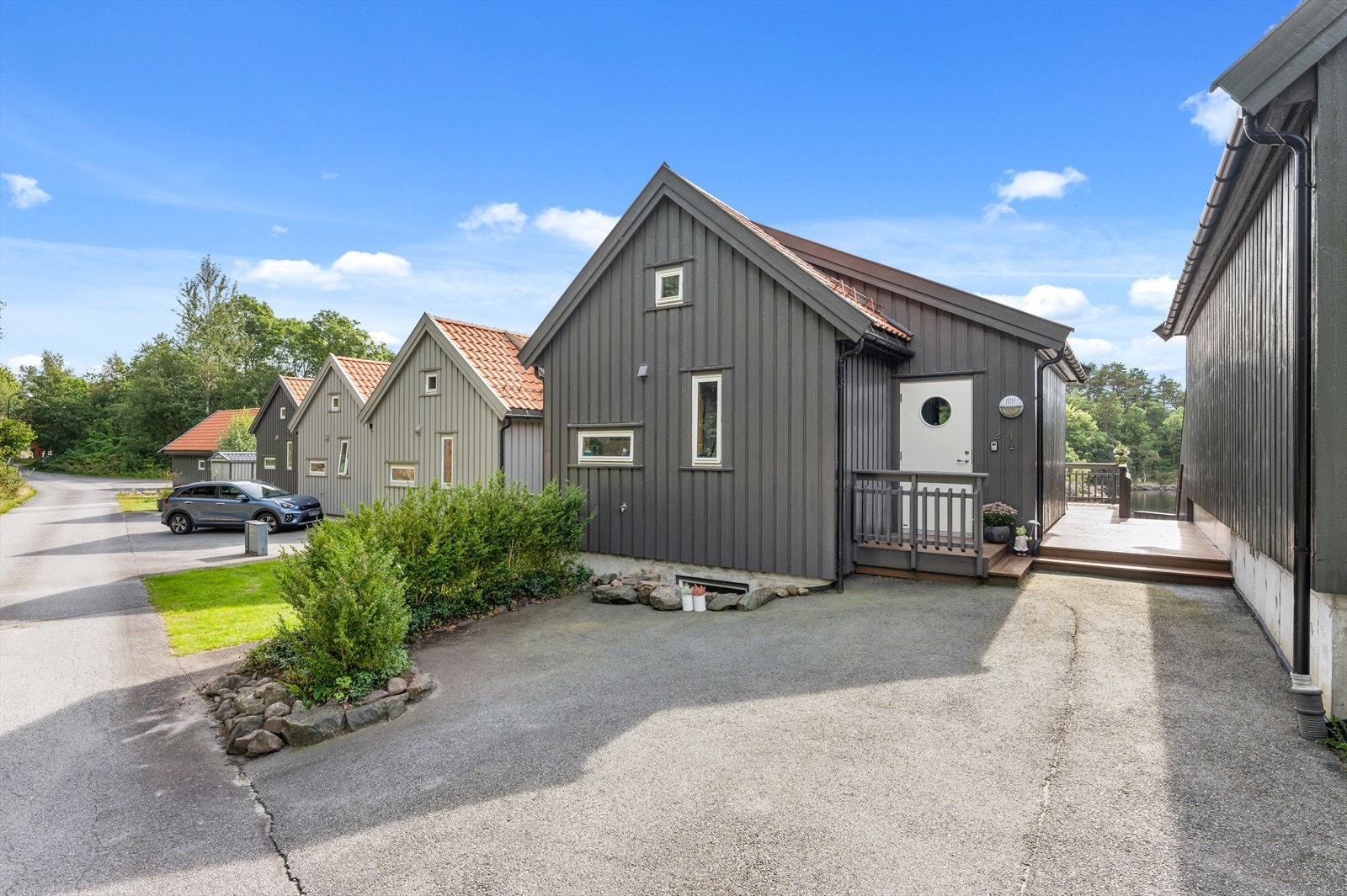 Enkel adkomst og gode parkeringsmuligheter uten for boligen. Galleribilde