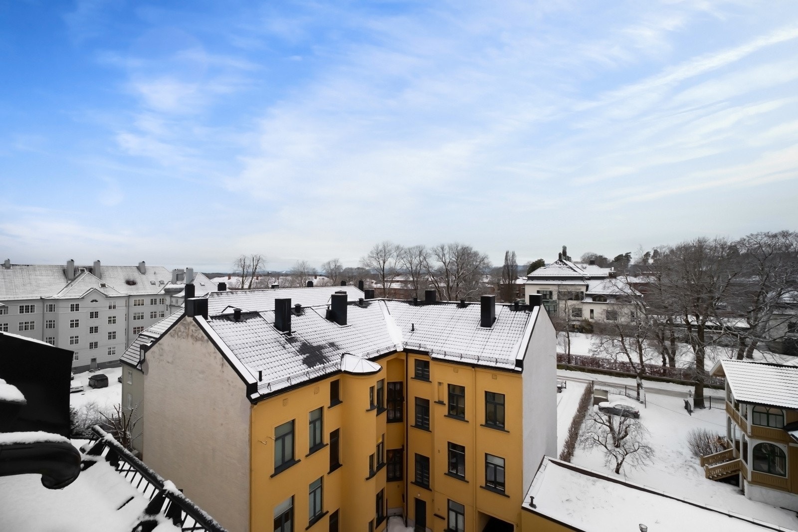 Glimrende solforhold med sol fra tidlig ettermiddag og til sen kveld midtsommers. Galleribilde