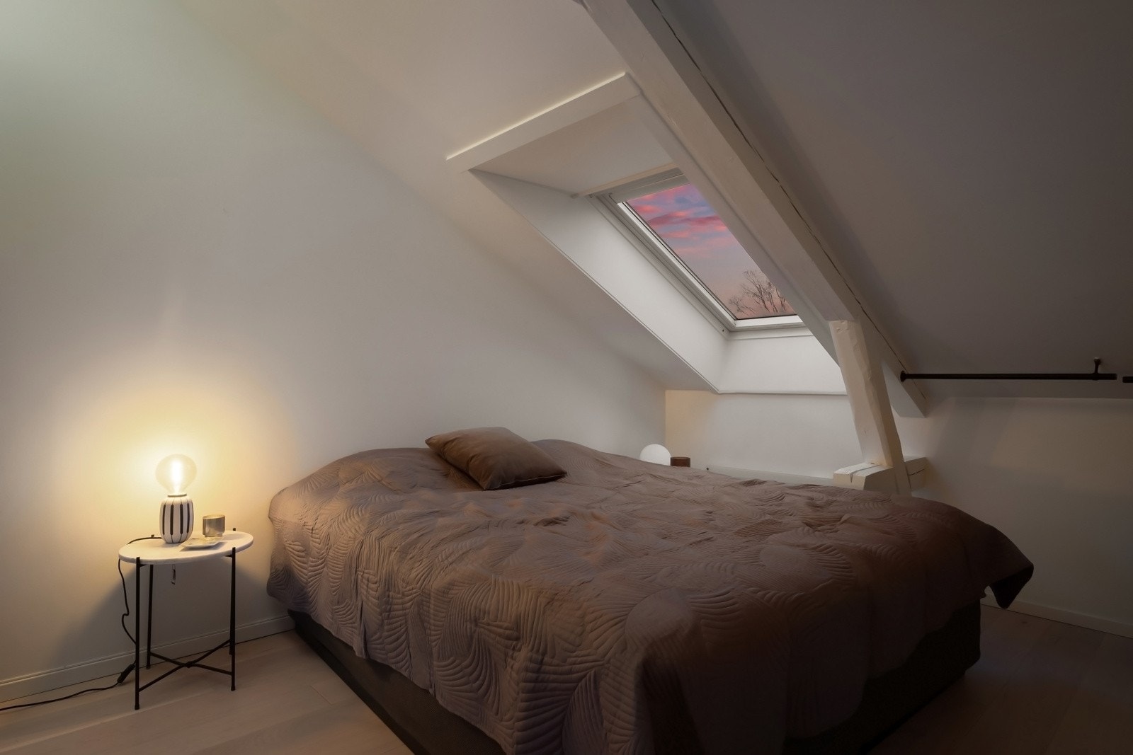 Soverommet er av god størrelse med fin plass til stor dobbeltseng - Lagringsplass i skyvedørsgarderobe. Galleribilde