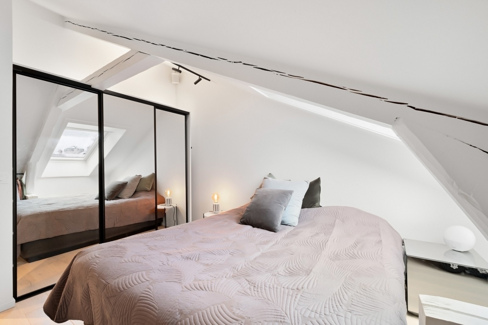 Godt med lagringsplass i romslig skyvedørsgarderobe - Disponibel kjellerbod på ca. 6 m². Galleribilde