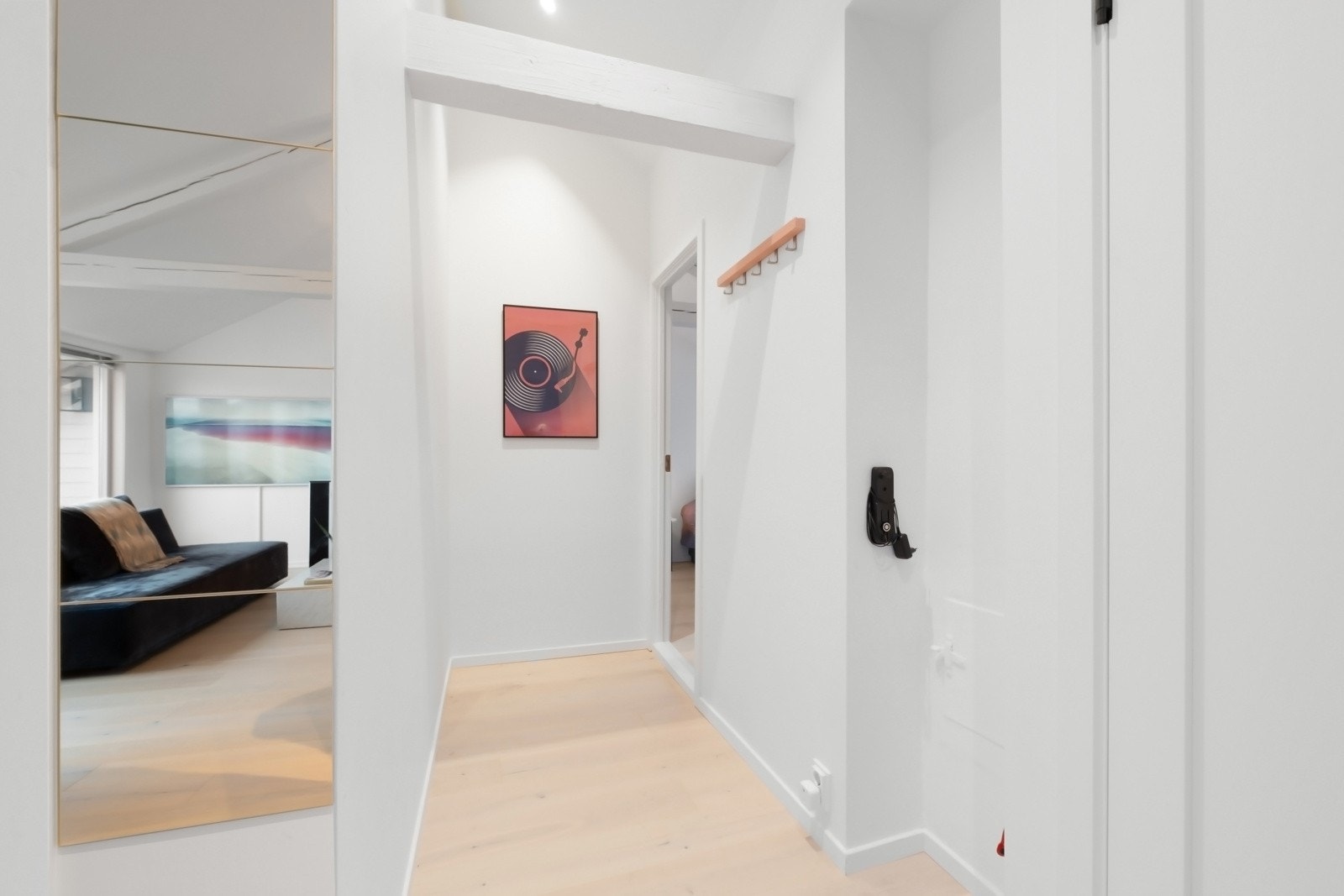 Stilren entré med knaggrekke for yttertøy. Galleribilde