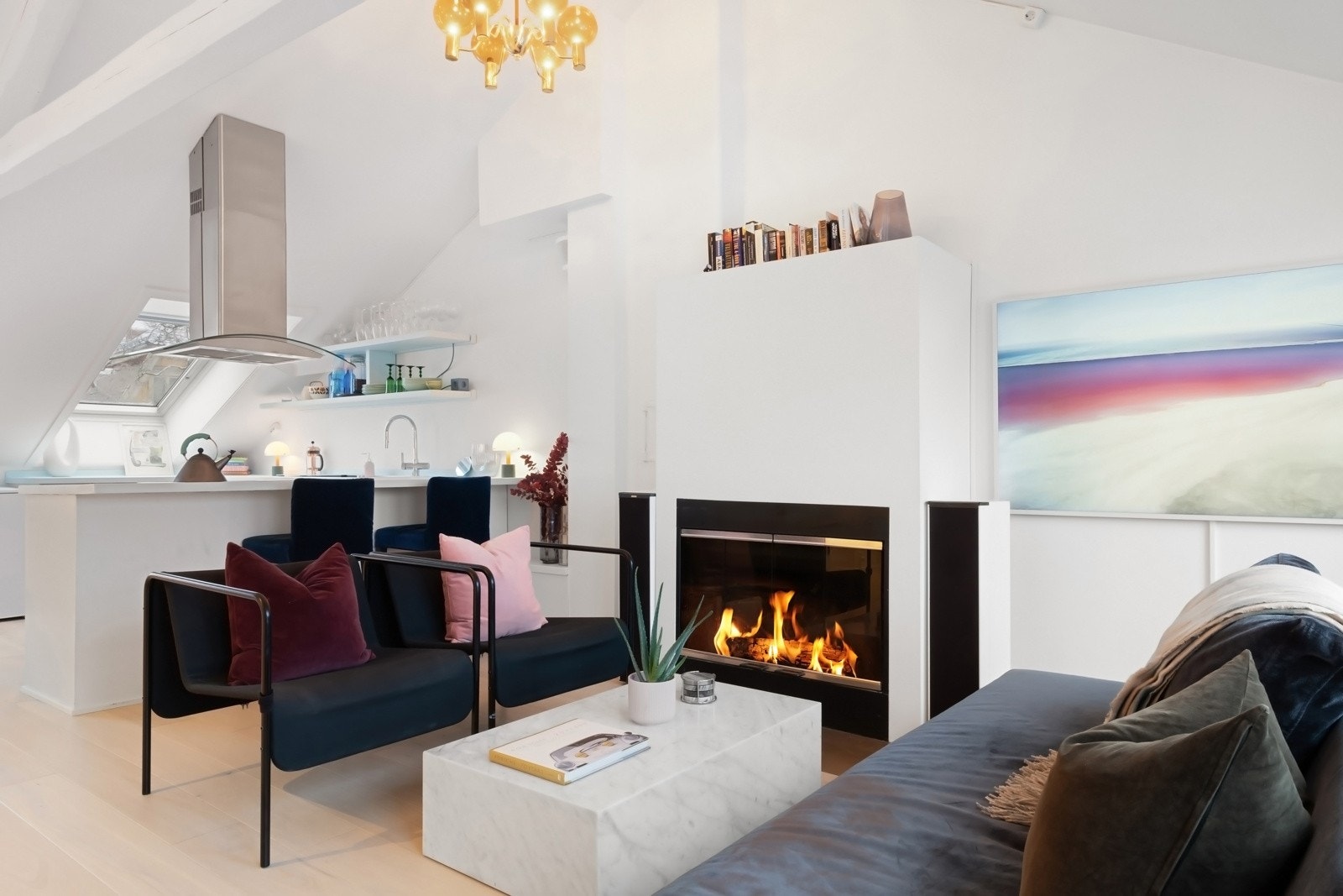Hele leiligheten ble nylig malt i trendy fargepaletter og det er enstavs eikeparkett i samtlige oppholdsrom. Galleribilde