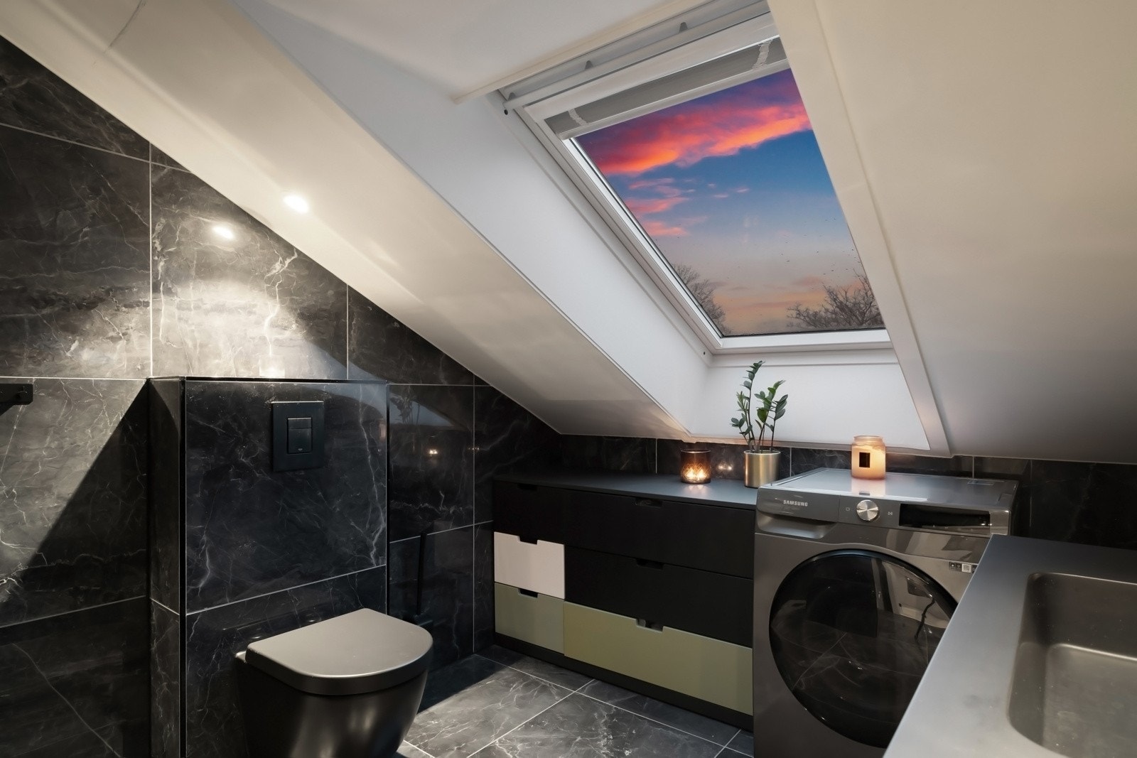 Delikat baderom med downlights i himling og behagelig gulvvarme. Galleribilde